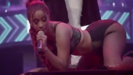 Cardi B twerks her ass live