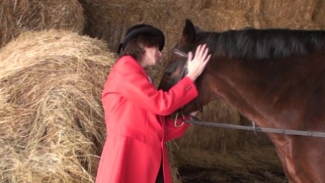 Mature chick Judi fingers her gaping cunt in a barn