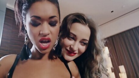 Lesbian pussy getting smashed using massive strapon while yelling