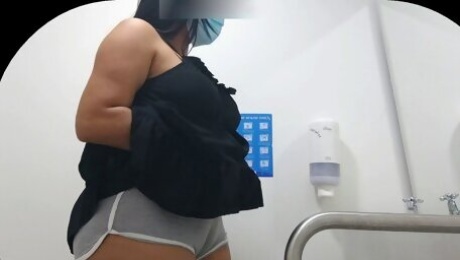 CAMERA CAPTURING CAMELTOE OF GIRL WITH BIG ASS IN PUBLIC BATHROOM