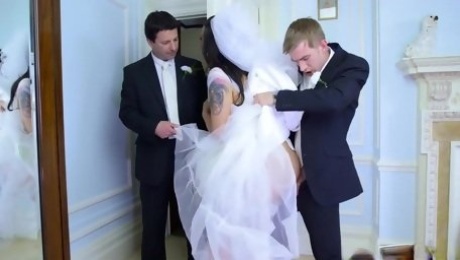 Unfaithful busty slut cheats on her wedding day with the usher