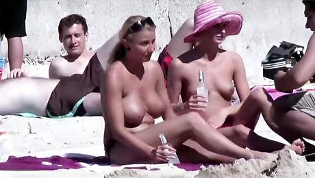 Anna Wolick and Natalie Albright are enjoying posing naked on the beach